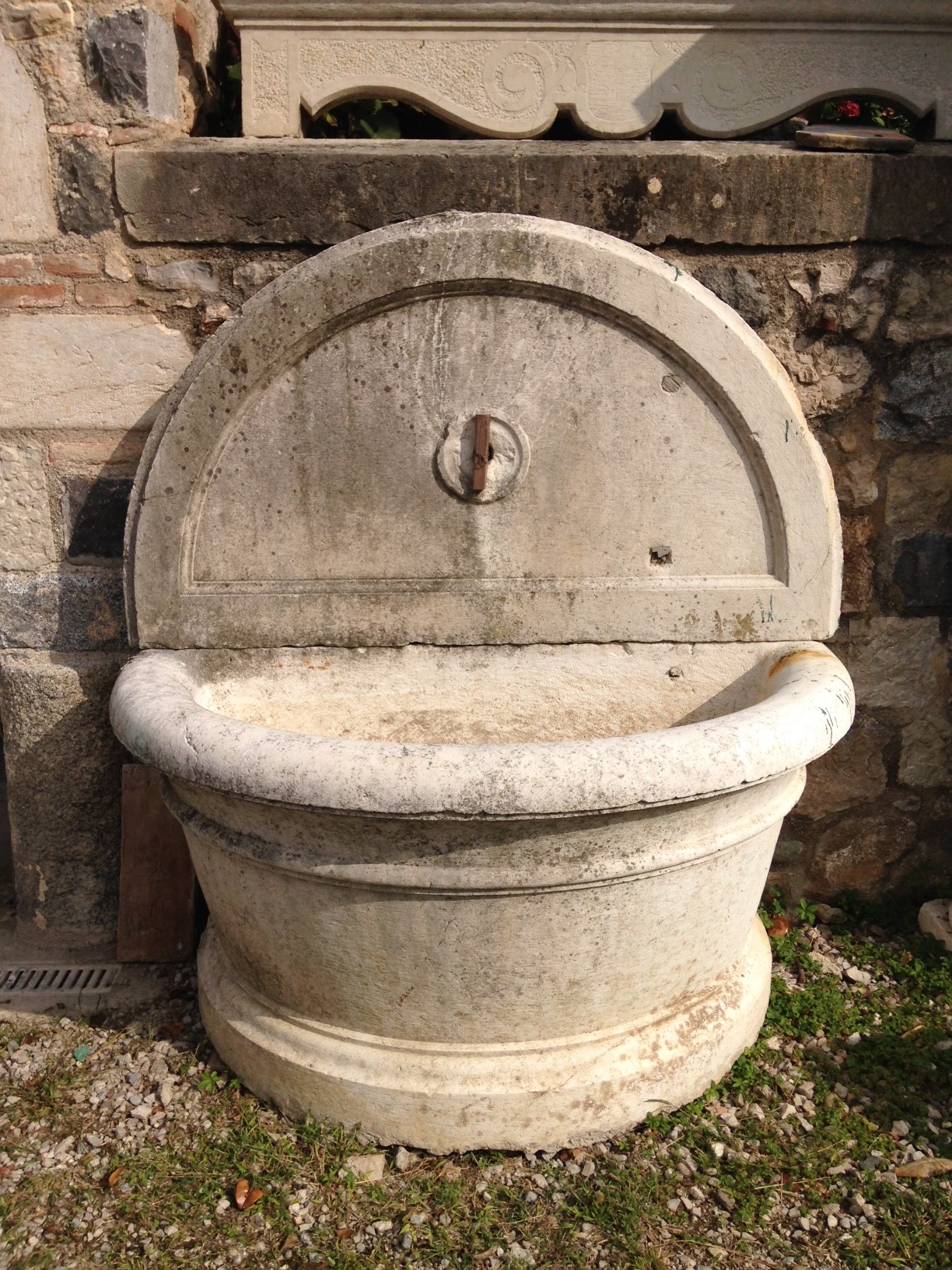 Fontana antica in pietra